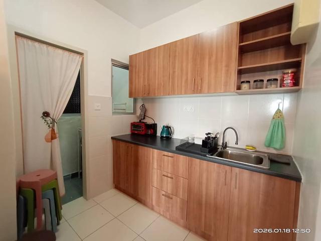 Unit dengan penghawa dingin dan kabinet di tingkat rendah