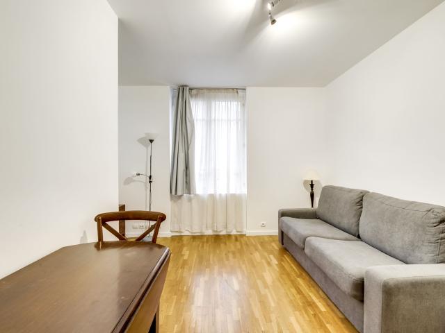 Unit 013 Champs Élysées cosy studio apartment