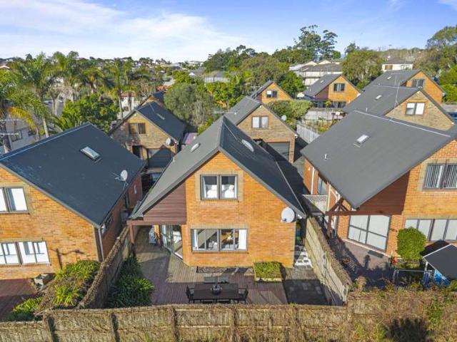 Unit 17/37 Fields Parade, Oteha Valley, North Shore City