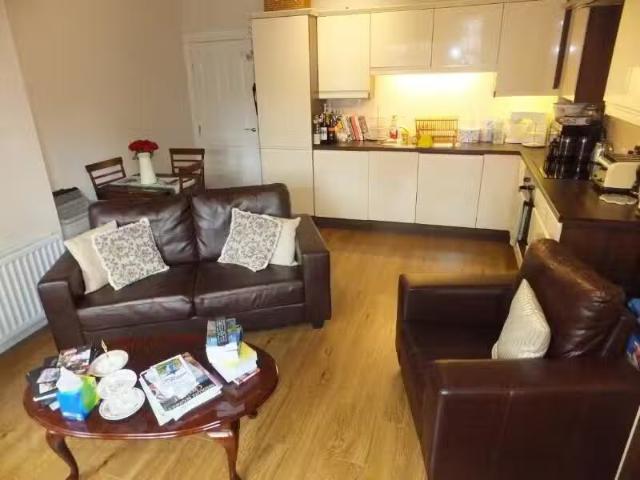 Unit 2, 102 Eglantine Avenue