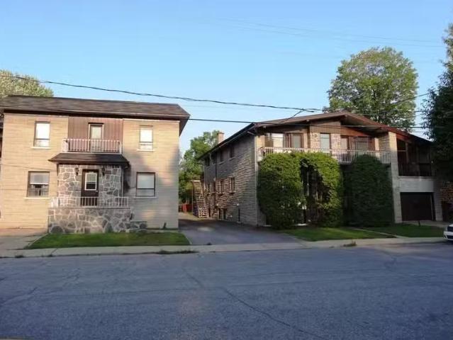 Unit 2 2058 RUE VICTORIA, TROIS
