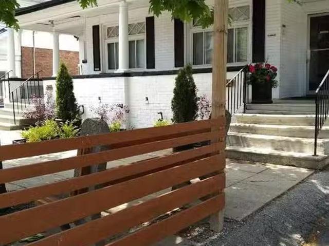 Unit 7 Oak Park Apartments