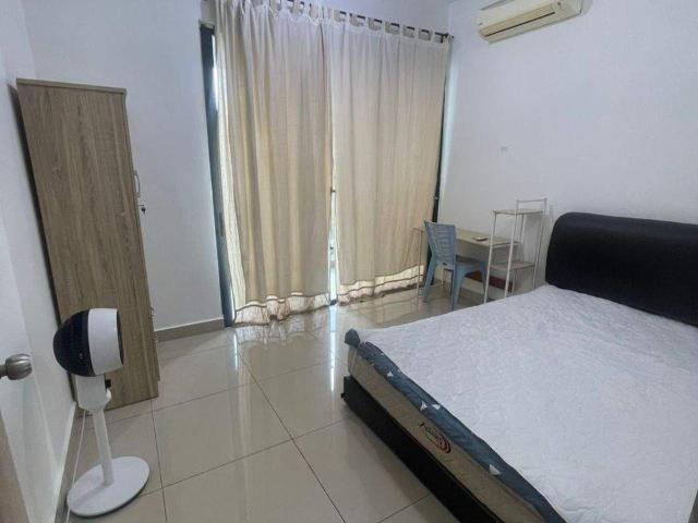 [Univ 360 Place] Middle Room with Aircond Near Bus Stop direct to UPM, Hospital Serdang, The Mines Mall
