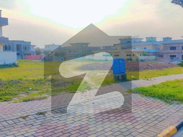 University town block c size 5 marla plot for sale on good location first come first avail this big opertuinty