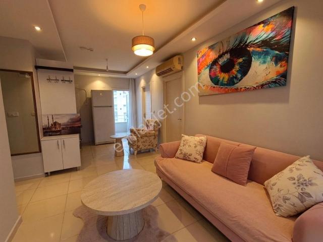 Üniversite Caddesinde Full Eşyalı Üç Balkonlu 1+1 Satılık Daire