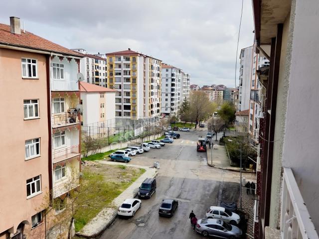 Üniversiteye Yürüme Mesafesinde Cadde Üzeri 3+1 Fırsat Daire