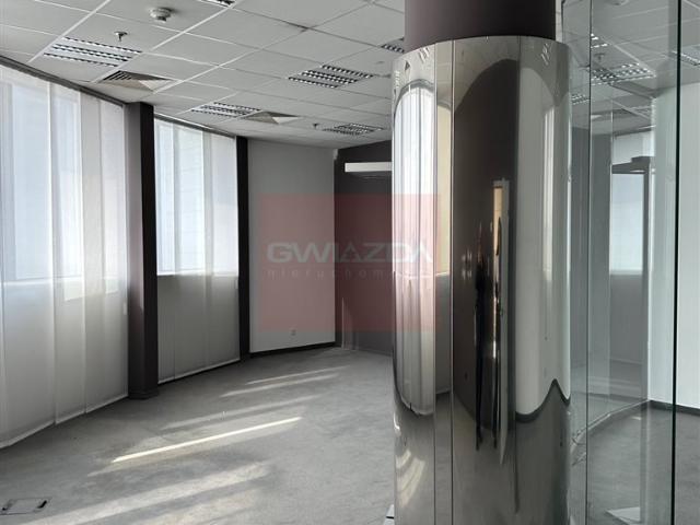 Uniwersalny lokal biurowo usługowy 907 m² z windami i BREEAM