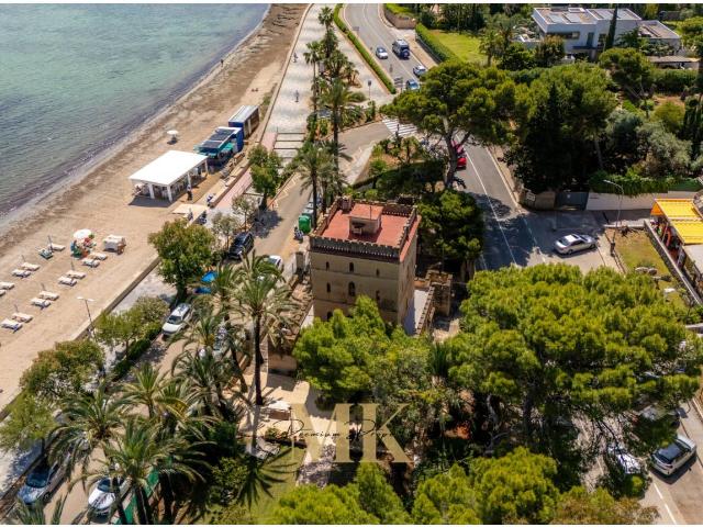 Única Oportunidad de Inversión Hotelera: Espectacular Castillo histórico de 1870 en Primera Línea de Playa – Denia Alic