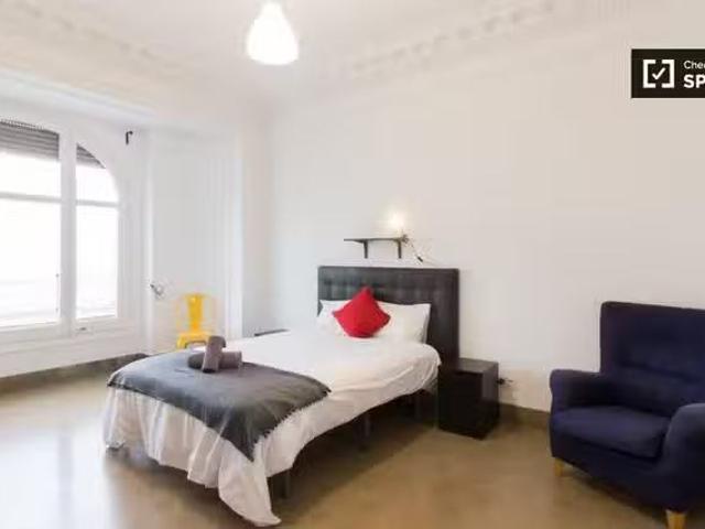 Nuevo Alquiler de habitaciones en piso de 8 habitaciones en Ba.