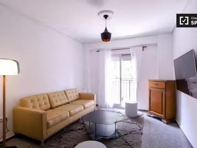 Bonito Apartamento de 4 dormitorios en alquiler en Patraix, Va.