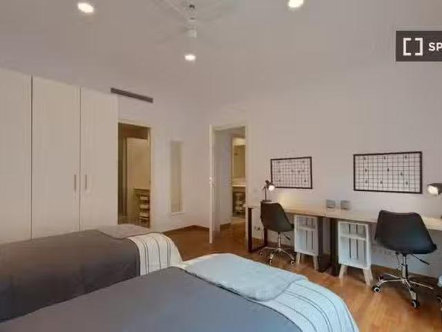 ¡En alquiler! Cama en habitación compartida en piso de 5 habit.