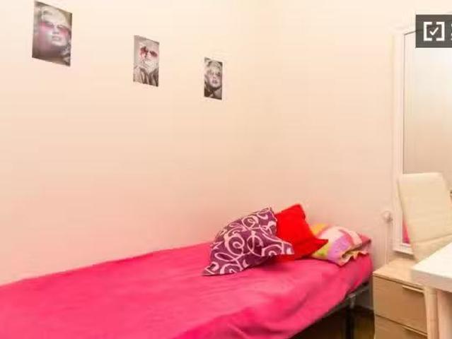 Bonito Habitación acogedora en piso compartido en Puerta del S.