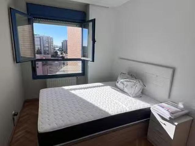 Acogedor Habitación en Calle de Caleruega, Costillares