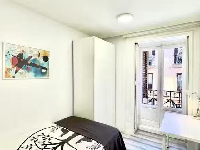 Encantador Habitación en Calle de la Magdalena, Embajadores