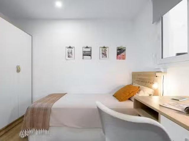¡Recién llegado! Habitación en Carrer de Nàpols