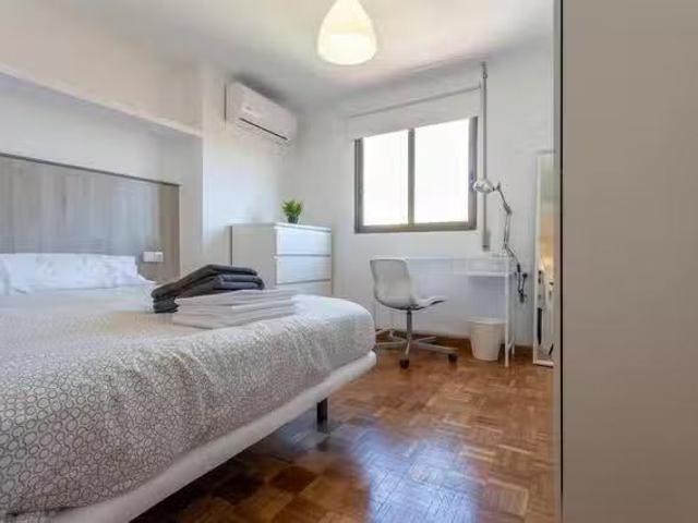 ¡Recién llegado! Habitación en Carrer de Sèneca, L'Amistat