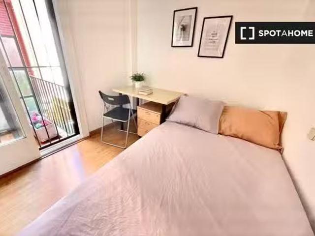 ¡Recién llegado! Habitación en piso compartido de 8 habitacion.