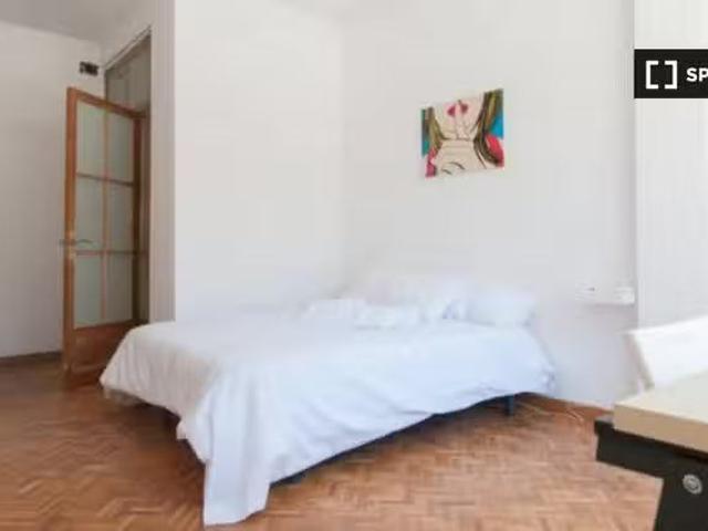 ¡En alquiler! Habitación en piso de 10 habitaciones en L'Esque.
