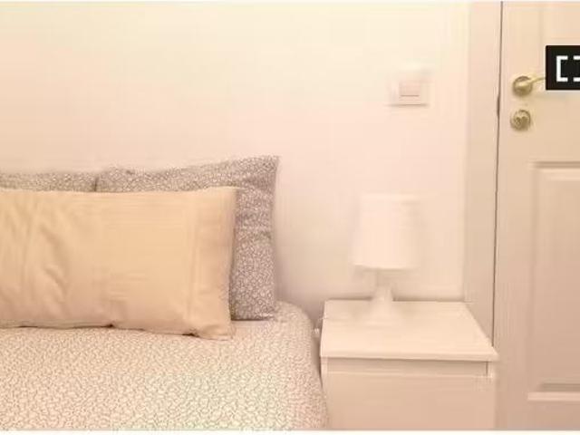 ¡Recién llegado! Habitación en un apartamento compartido de 8.