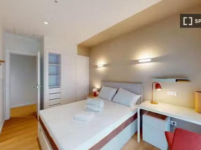 Encantador Habitación en un apartamento de 10 habitaciones en.