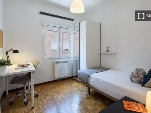 ¡Recién llegado! Habitación luminosa en apartamento de 4 dormi.