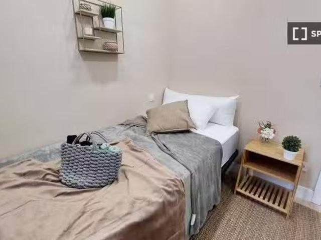 Único Se alquila habitación en apartamento de 7 dormitorios en.