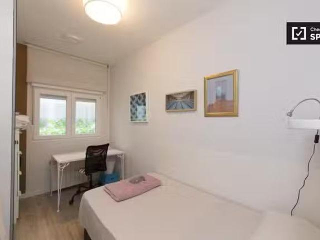 Encantador Se alquila habitación en apartamento de 4 dormitori.