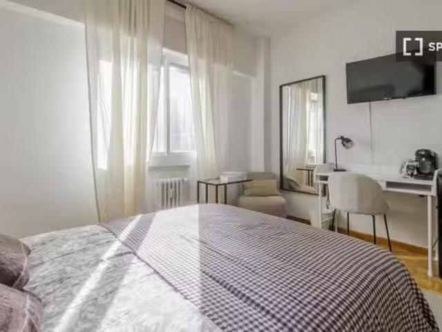 Barato Se alquila habitación en apartamento de 5 dormitorios e.