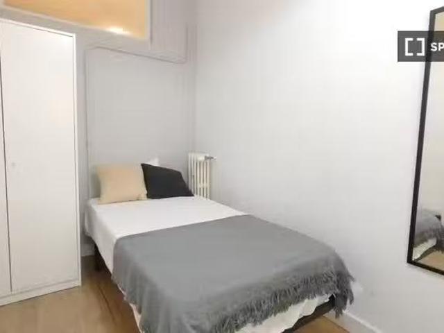 Bonito Se alquila habitación en piso compartido de 6 habitacio.