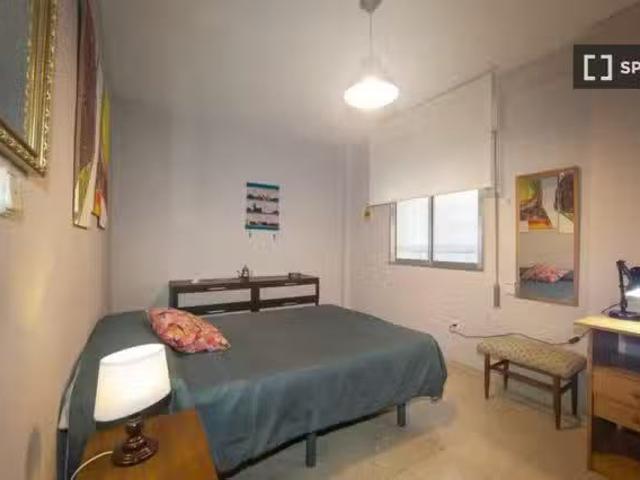Bonito Se alquila habitación en piso de 4 habitaciones en Gran.