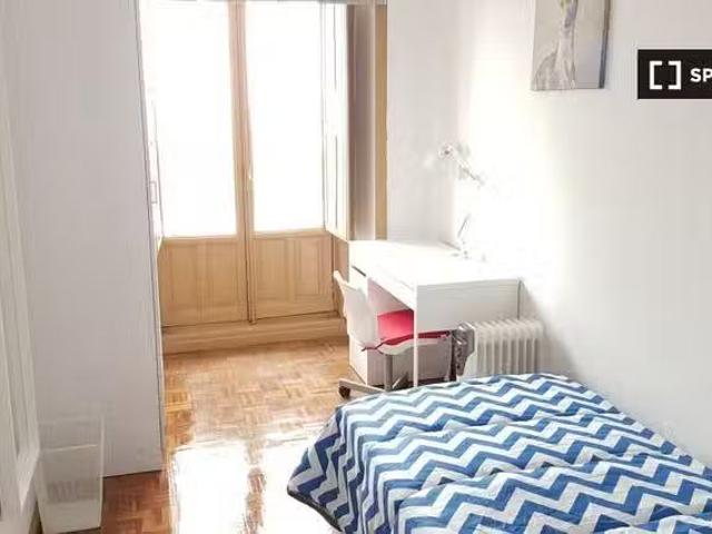 Bonito Se alquila habitación en piso de 5 dormitorios en Argüe.