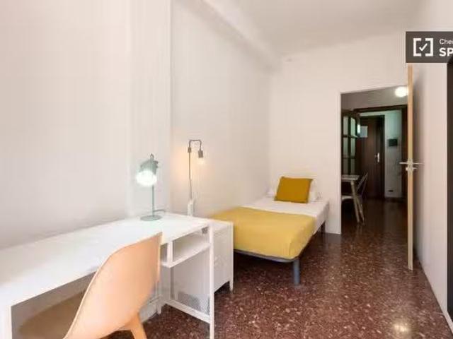 Barato Se alquila habitación en piso de 6 habitaciones en Barc.