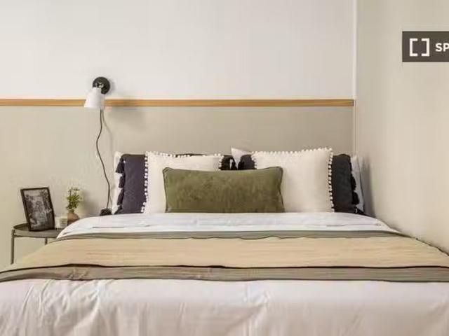¡Oferta! Se alquila habitación en piso de 6 habitaciones en El.