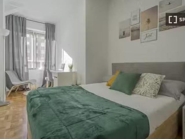 ¡Oferta! Se alquila habitación en piso de 9 habitaciones en Te.