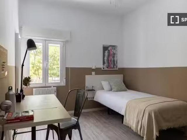 Barato Se alquila habitación en piso de 2 dormitorios en Gràci.