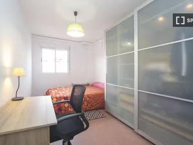 Acogedor Se alquilan habitaciones en apartamento de 3 dormitor.