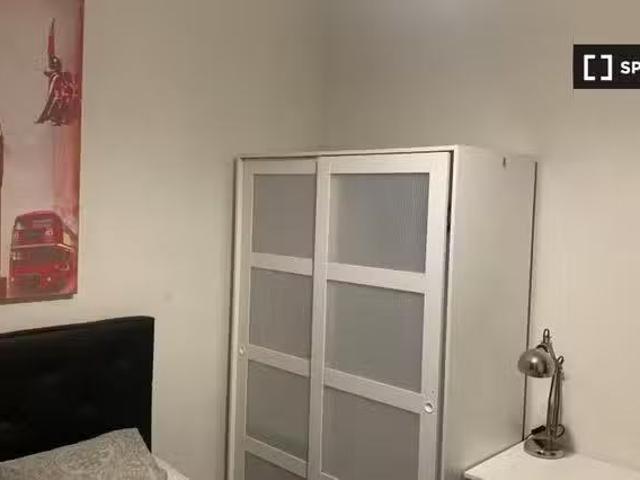 Acogedor Se alquilan habitaciones en apartamento de 3 dormitor.