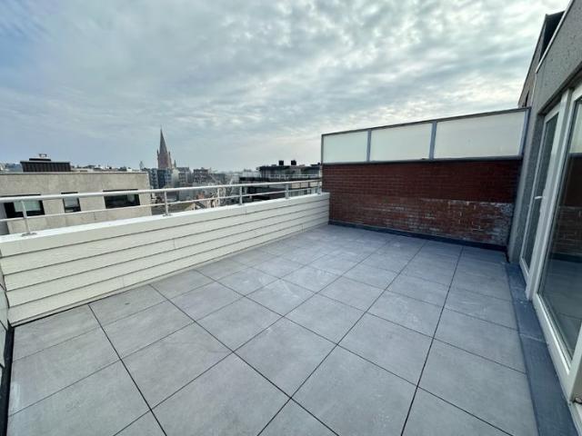 Uniek 1slpk dakappartement met royale zonneterassen op wa.