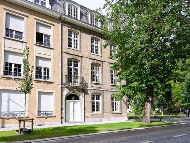 Uniek aanbod: Prachtig appartement te Kristus Koning met zi