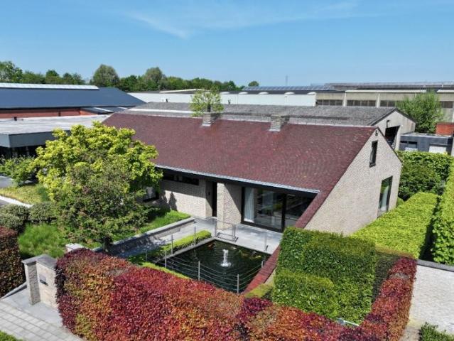 Uniek commercieel vastgoed met villa magazijn winkelr.