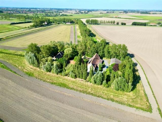 UNIEK gelegen HOEVE op meer dan 2 Ha op 5km van de ZEE