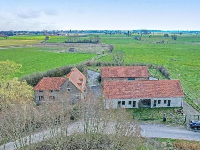 Uniek gelegen landhuis op 4334 m² gelegen te Diksmuide