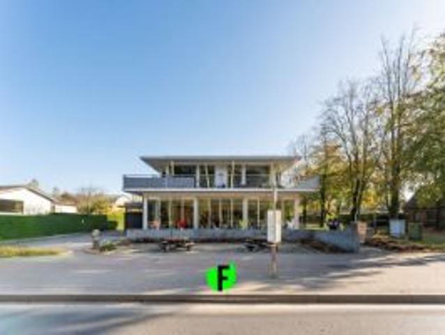 Uniek handelseigendom met 2 verhuurde appartementen te koop…