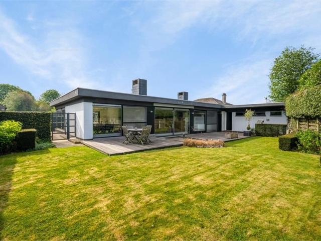 Unieke architecturale bungalow met 4 slpk