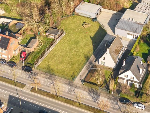 Unieke eigendom met vrijstaande woning met kantoor, loods, garage én een extra stuk bouwgrond