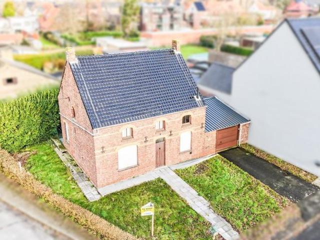 Unieke kans: Karaktervolle te renoveren woning!