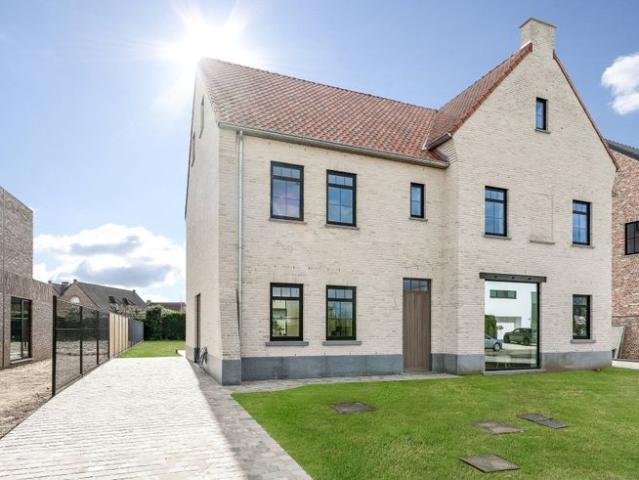 Unieke landelijk moderne halfopen BEN villa met 4 slpk