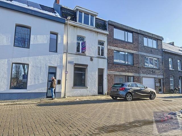 Unieke renovatiekans: Stijlvolle rijwoning met goedgekeur.