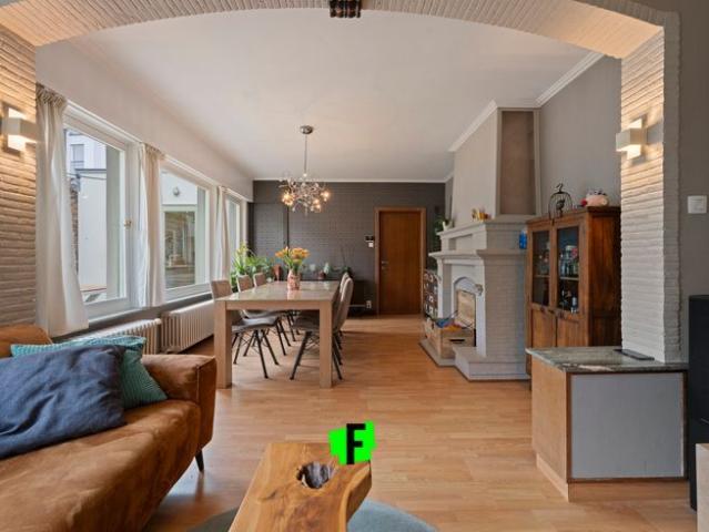 Unieke ruime woning met grote garage 6 auto's