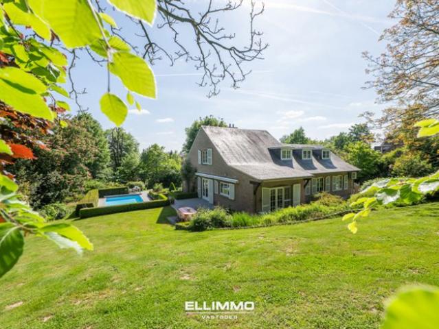 Unieke woning met 5 slpks, 2 badkmrs en dit in het groen!